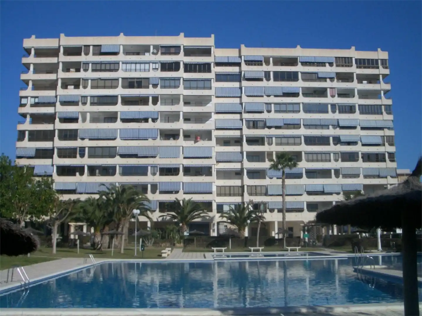 Außenansicht von Wohnung zur Miete in Alicante / Alacant mit Klimaanlage, Heizung und Privatgarten