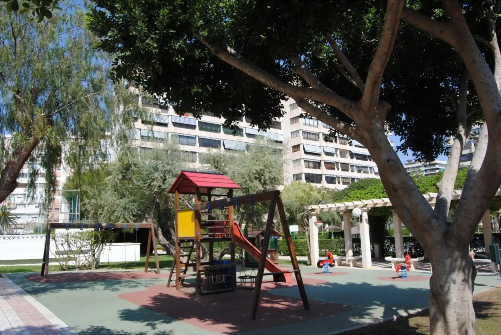 Außenansicht von Wohnung zur Miete in Alicante / Alacant mit Klimaanlage, Heizung und Privatgarten