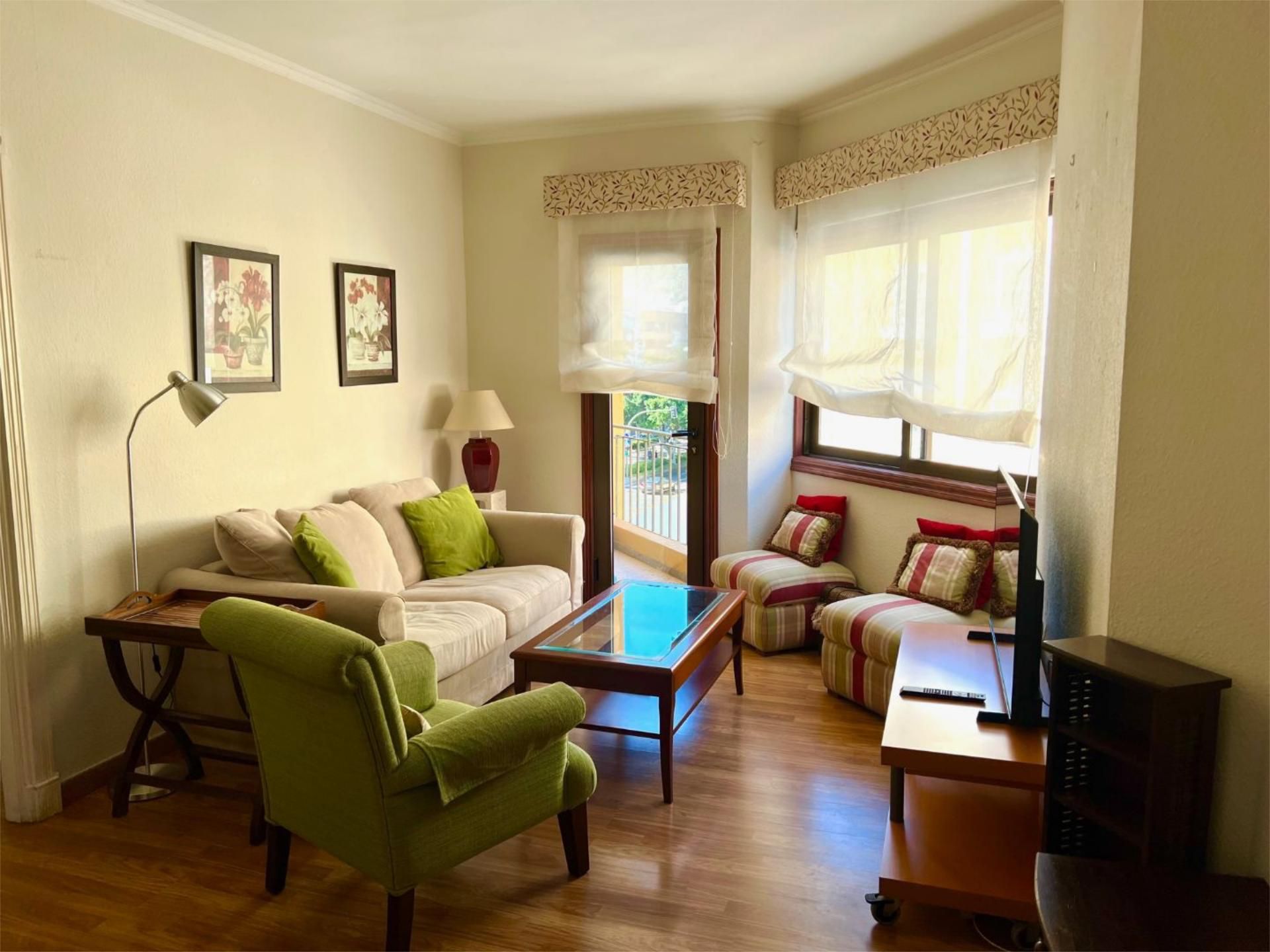 Pis de lloguer a Calle Heliodoro Rodríguez González, 5, La Salle - Cuatro Torres Sala d'estar de Pis de lloguer en Santa Cruz de Tenerife Capital amb Parquet, Moblat i Balcó