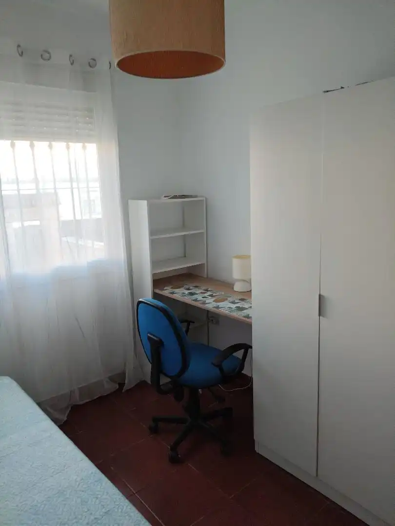 Habitació a Calle San Francisco, 49, Estación de Cártama Dormitori de Casa o xalet per a compartir en Cártama amb Moblat, Forn i Rentadora