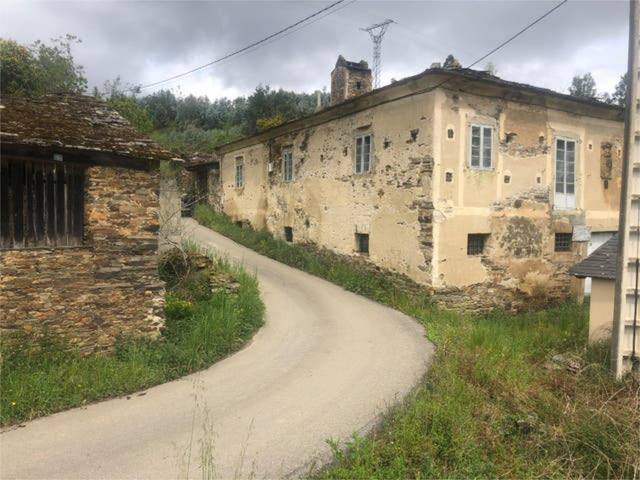 Casa-chalet en Venta en Trabada