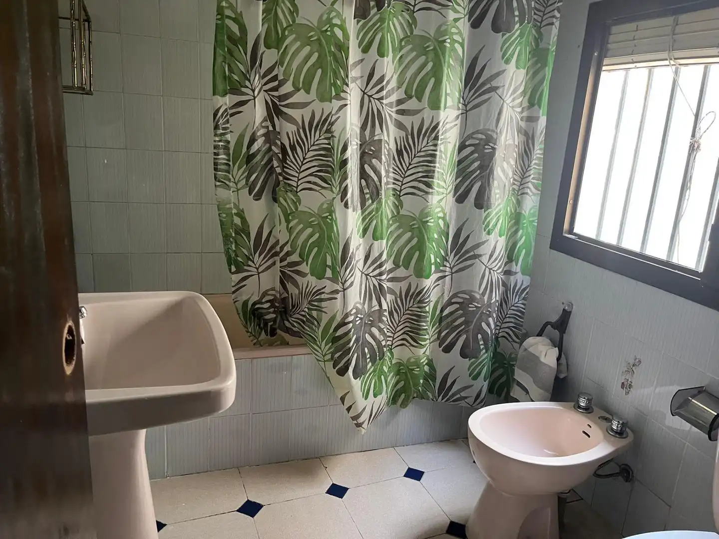 Casa adosada en venta en Calle Dolores Escobedo, 67, Martos Baño de Casa adosada en venta en Martos con Terraza, Piscina y Amueblado