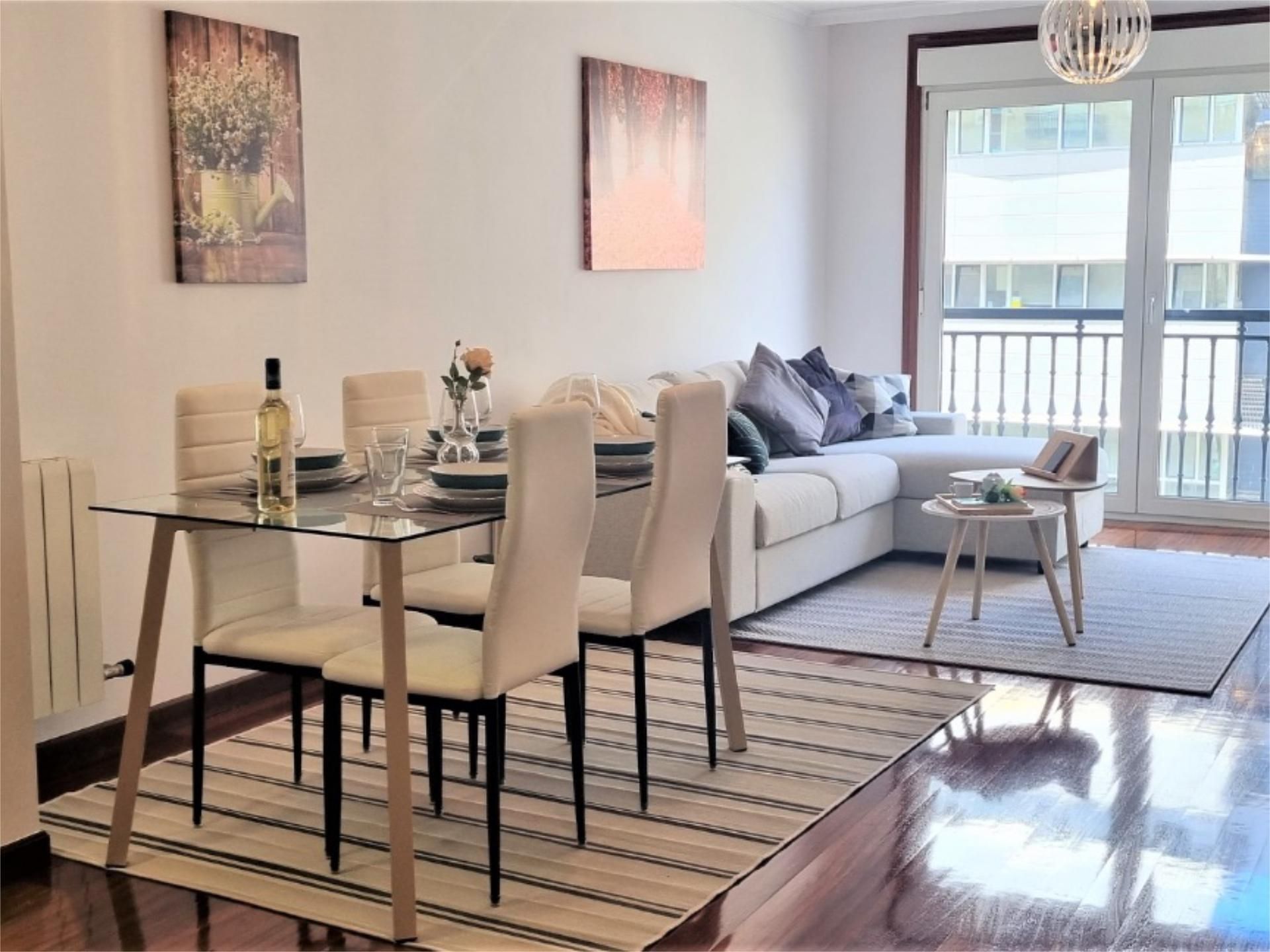 Menjador de Pis de lloguer en Vigo  amb Calefacció, Parquet i Traster