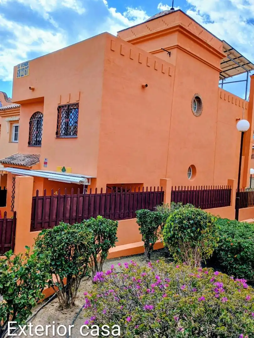 Außenansicht von Einfamilien-Reihenhaus zum Verkauf in Rincón de la Victoria mit Heizung, Privatgarten und Parkett