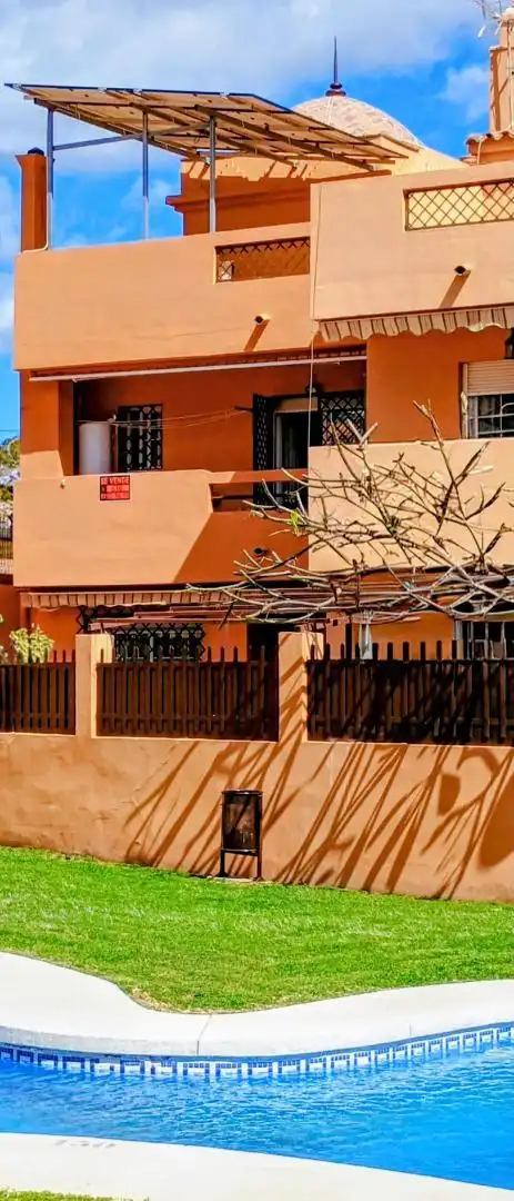 Außenansicht von Einfamilien-Reihenhaus zum Verkauf in Rincón de la Victoria mit Heizung, Privatgarten und Parkett
