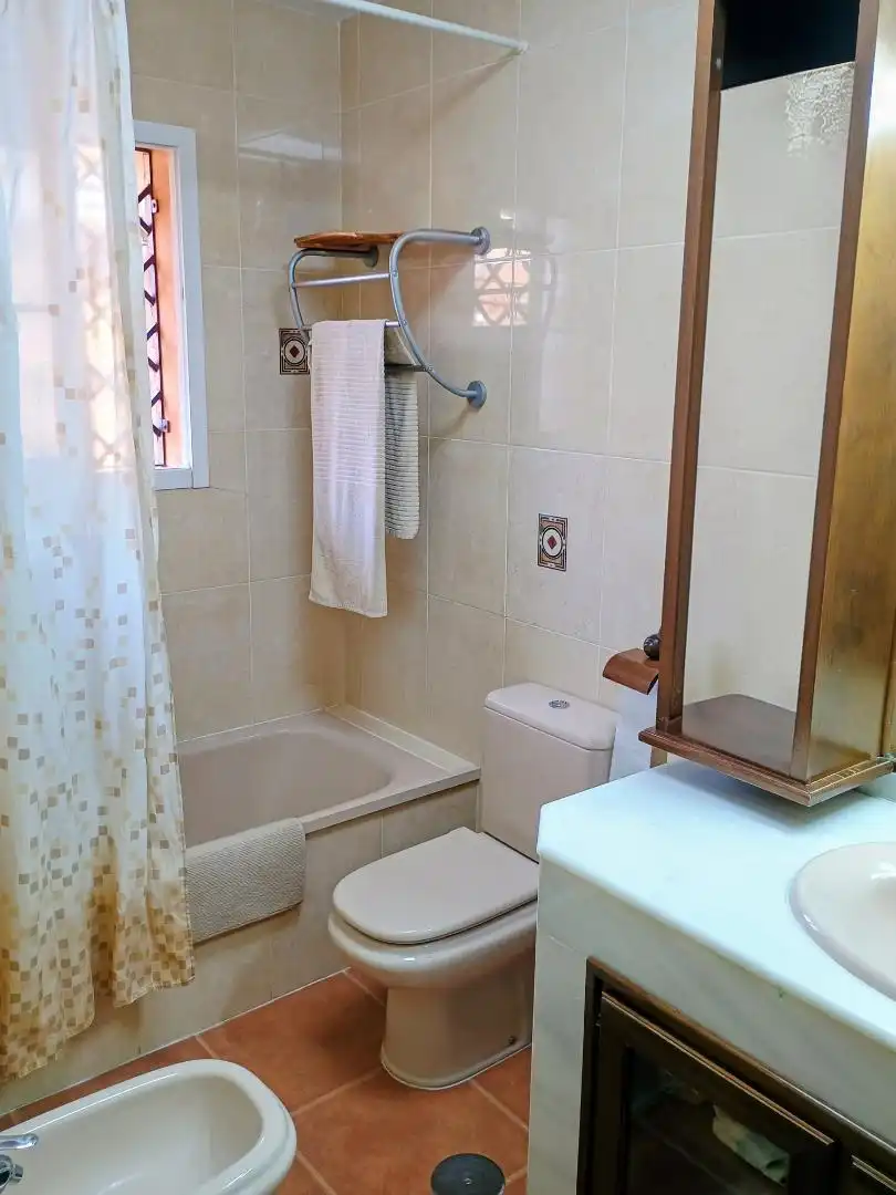 Badezimmer von Einfamilien-Reihenhaus zum Verkauf in Rincón de la Victoria mit Heizung, Privatgarten und Parkett
