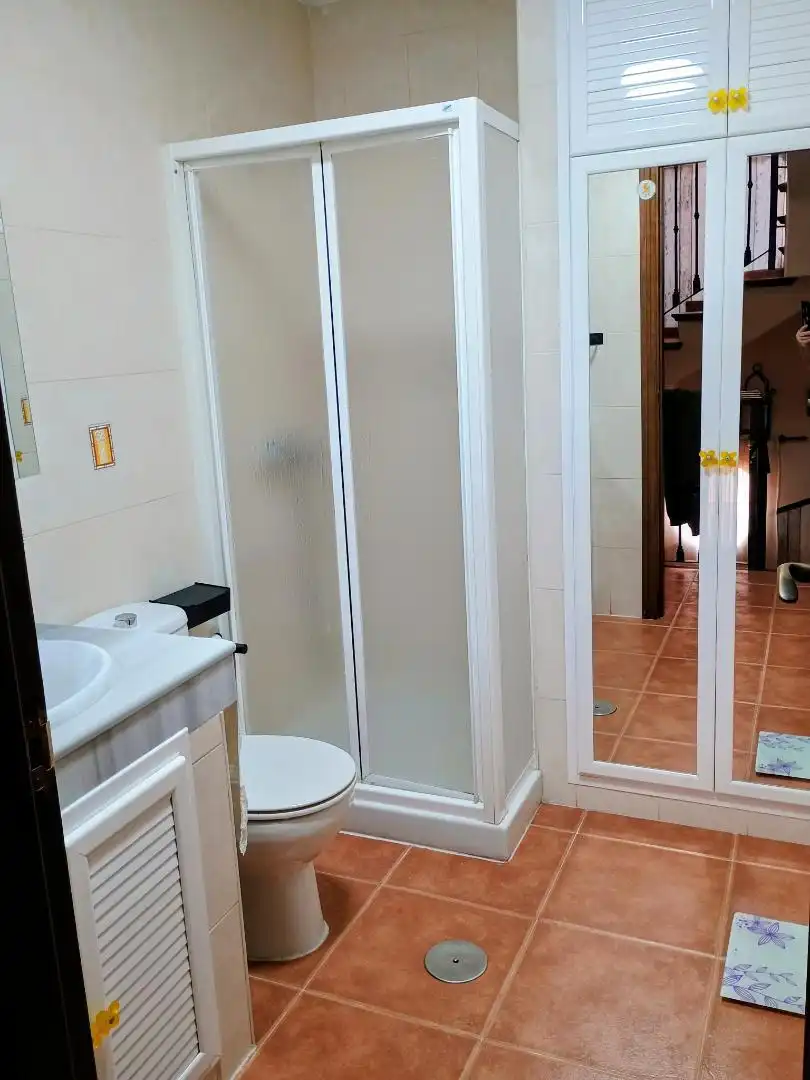Badezimmer von Einfamilien-Reihenhaus zum Verkauf in Rincón de la Victoria mit Heizung, Privatgarten und Parkett