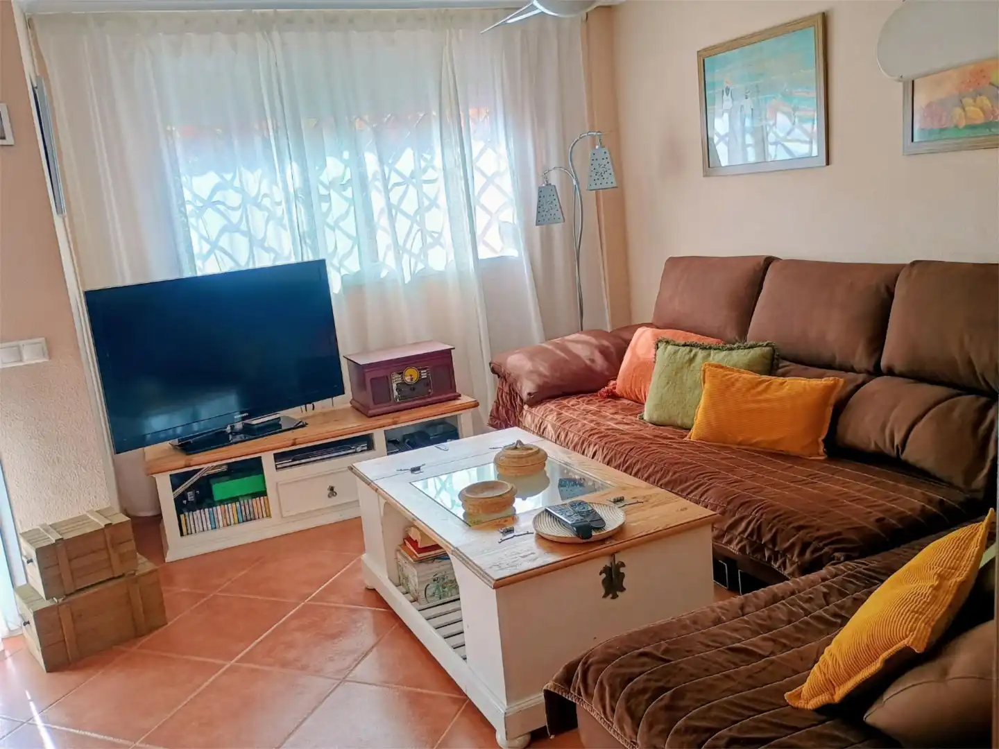 Wohnzimmer von Einfamilien-Reihenhaus zum Verkauf in Rincón de la Victoria mit Heizung, Privatgarten und Parkett