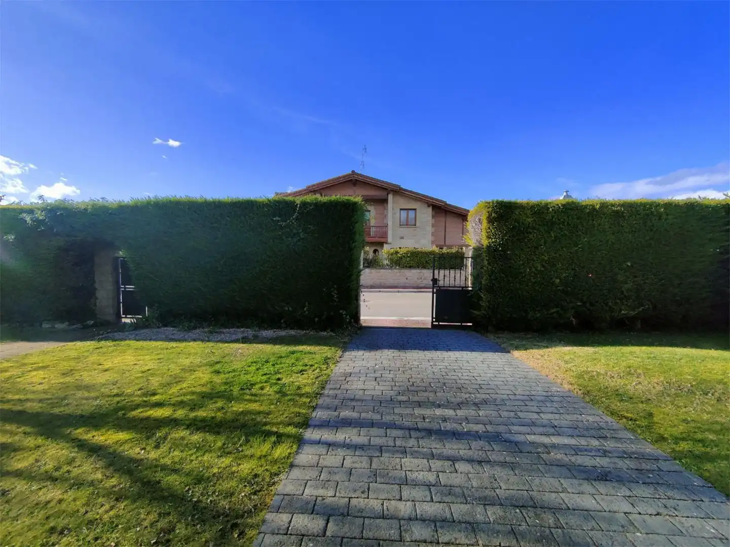 Exterior view of Houses for sale in Condado de Treviño