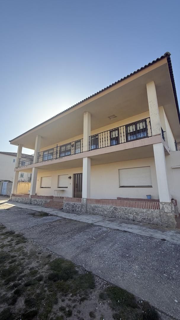 Vista exterior de Pis en venda en Valoria la Buena amb Calefacció, Parquet i Terrassa