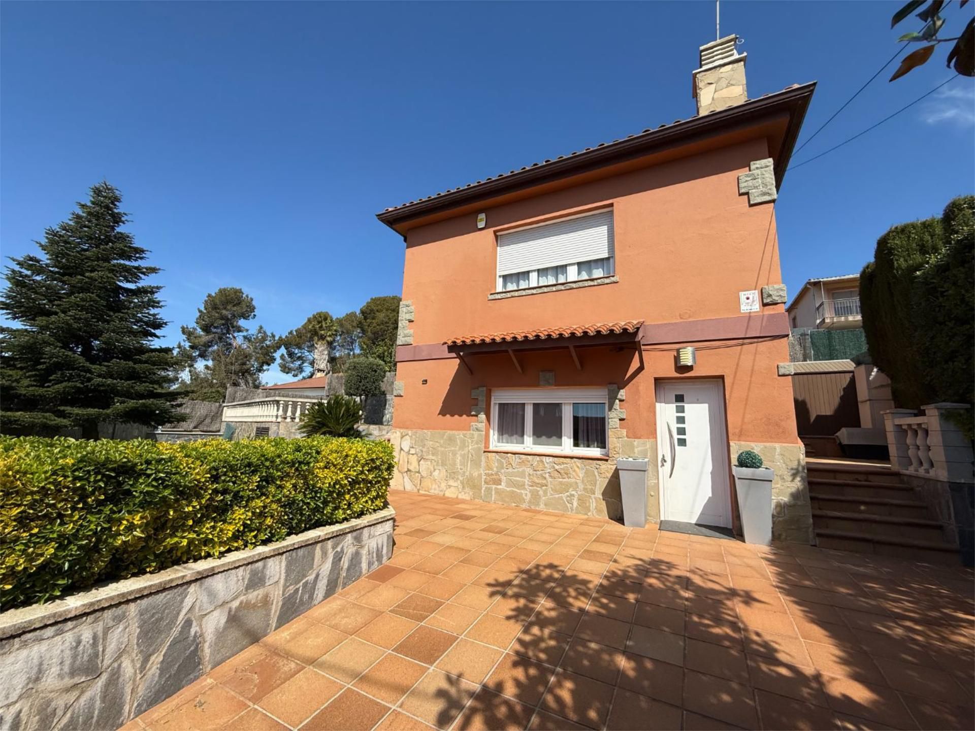 Vista exterior de Casa o xalet en venda en Castellbisbal amb Aire condicionat, Terrassa i Piscina