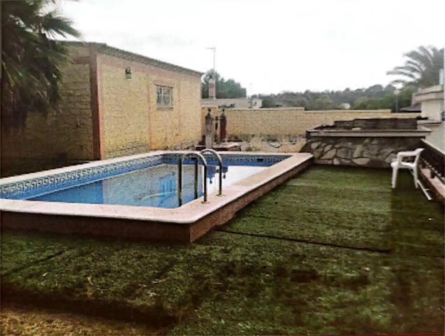 Einfamilien-Reihenhaus zum Verkauf in Entrenúcleos Schwimmbecken von Einfamilien-Reihenhaus zum Verkauf in Dos Hermanas mit Terrasse und Schwimmbad