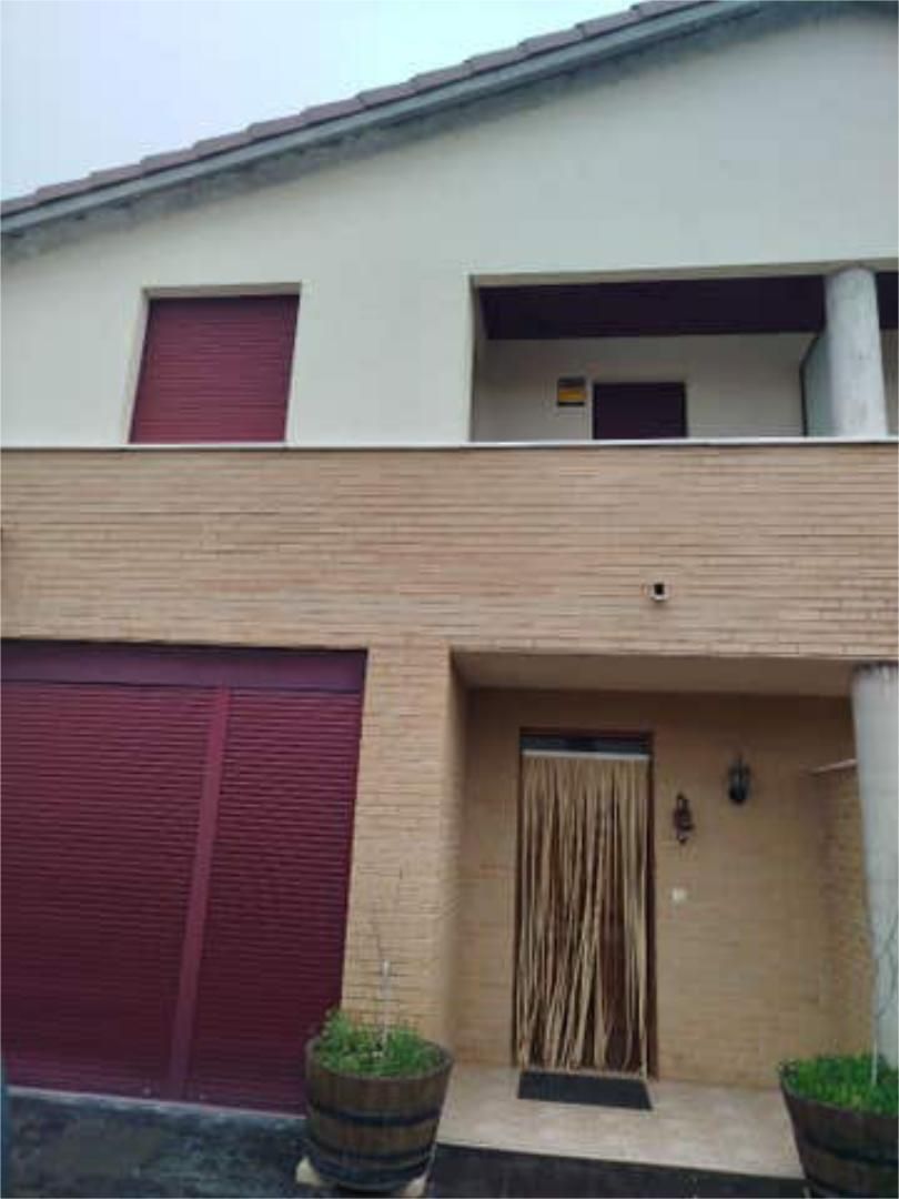 Vista exterior de Casa adosada de lloguer en Anguciana amb Terrassa i Moblat