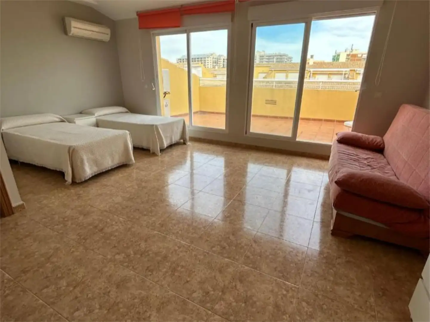 Maisonette zum Verkauf in Avinguda de València, 24, Playa Morro de Gos Schlafzimmer von Maisonette zum Verkauf in Oropesa del Mar / Orpesa mit Klimaanlage, Privatgarten und Terrasse