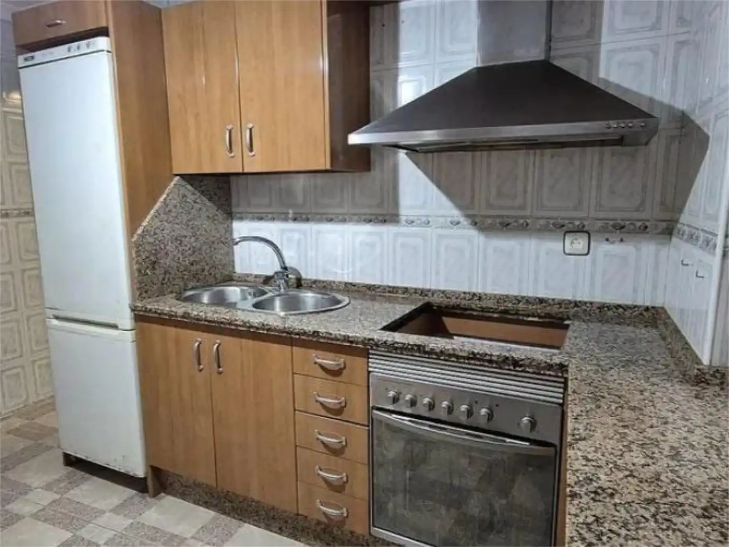 Pis en venda a Calle Grecia, 66, Cerro de Reyes Cuina de Pis en venda en Badajoz amb Calefacció, Terrassa i Moblat