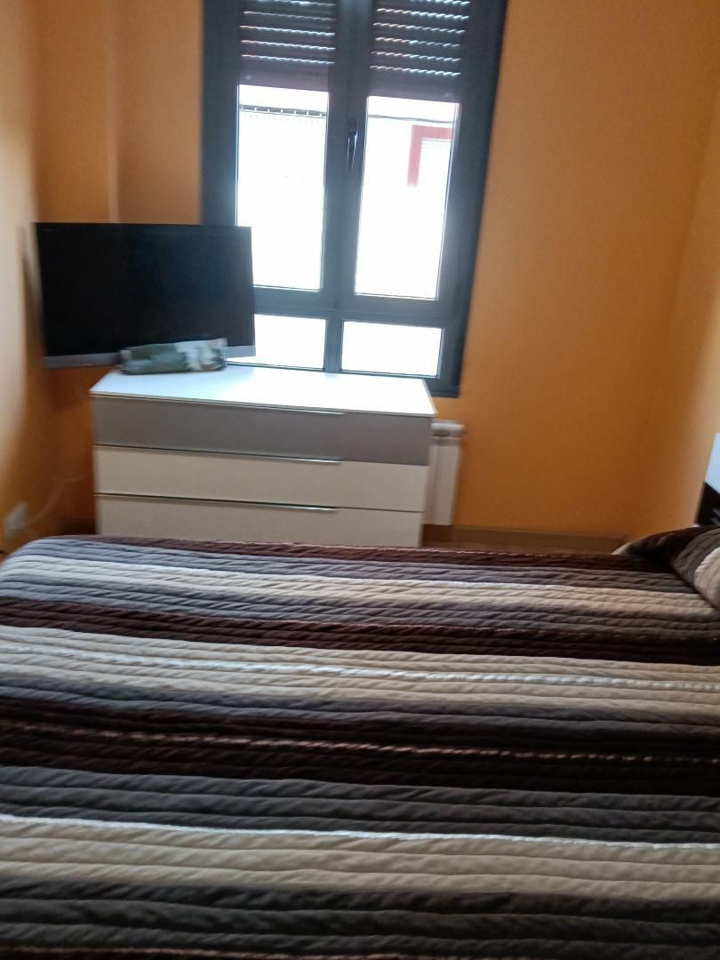 Pis en venda a Calle Zaragoza, 26, Flores de Sil - La Placa Dormitori de Pis en venda en Ponferrada amb Aire condicionat, Calefacció i Parquet