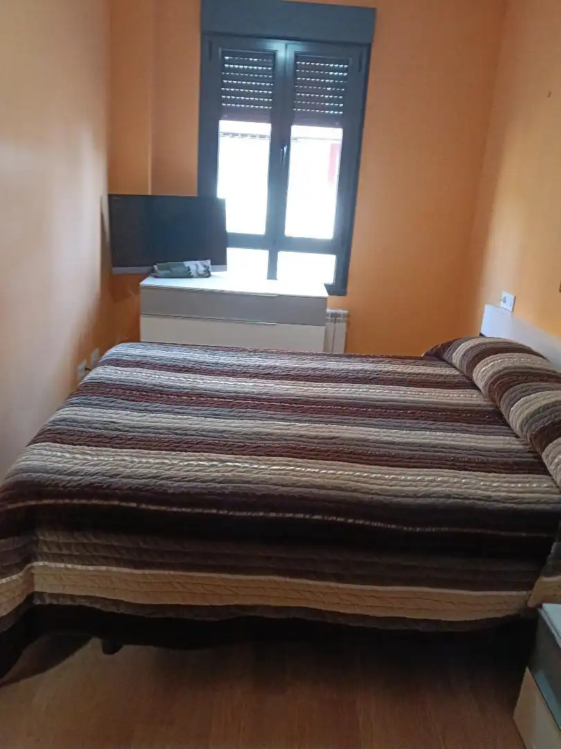 Pis en venda a Calle Zaragoza, 26, Flores de Sil - La Placa Dormitori de Pis en venda en Ponferrada amb Aire condicionat, Calefacció i Parquet