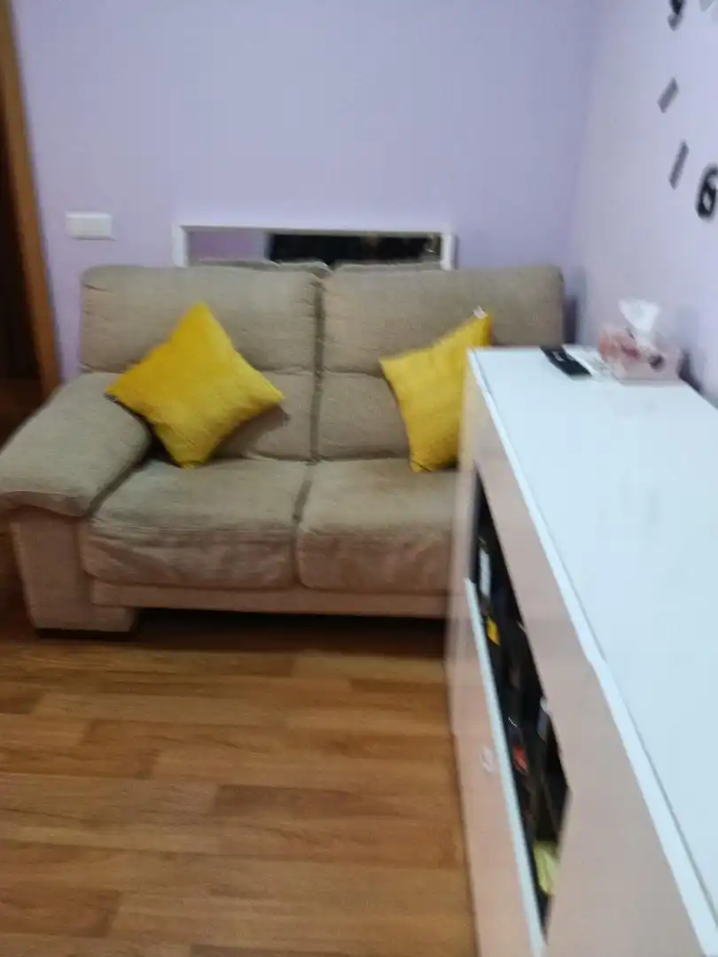 Pis en venda a Calle Zaragoza, 26, Flores de Sil - La Placa Sala d'estar de Pis en venda en Ponferrada amb Aire condicionat, Calefacció i Parquet