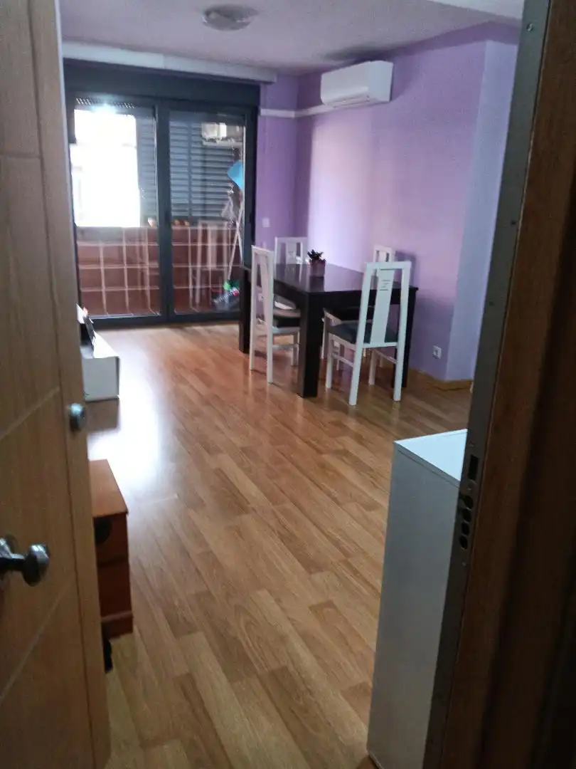 Pis en venda a Calle Zaragoza, 26, Flores de Sil - La Placa Sala d'estar de Pis en venda en Ponferrada amb Aire condicionat, Calefacció i Parquet