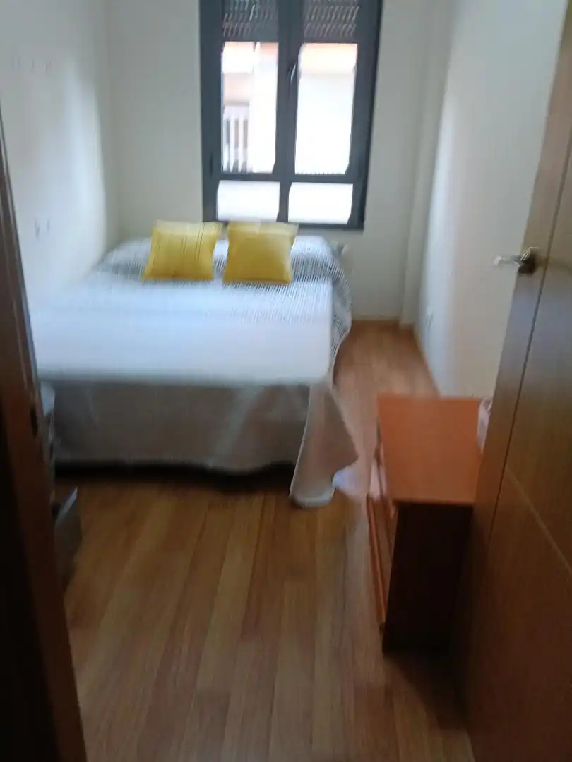 Pis en venda a Calle Zaragoza, 26, Flores de Sil - La Placa Dormitori de Pis en venda en Ponferrada amb Aire condicionat, Calefacció i Parquet