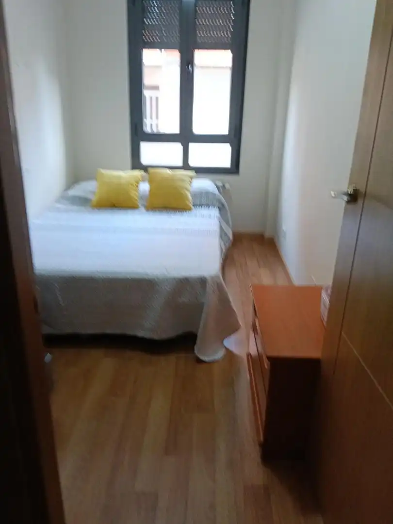 Pis en venda a Calle Zaragoza, 26, Flores de Sil - La Placa Dormitori de Pis en venda en Ponferrada amb Aire condicionat, Calefacció i Parquet