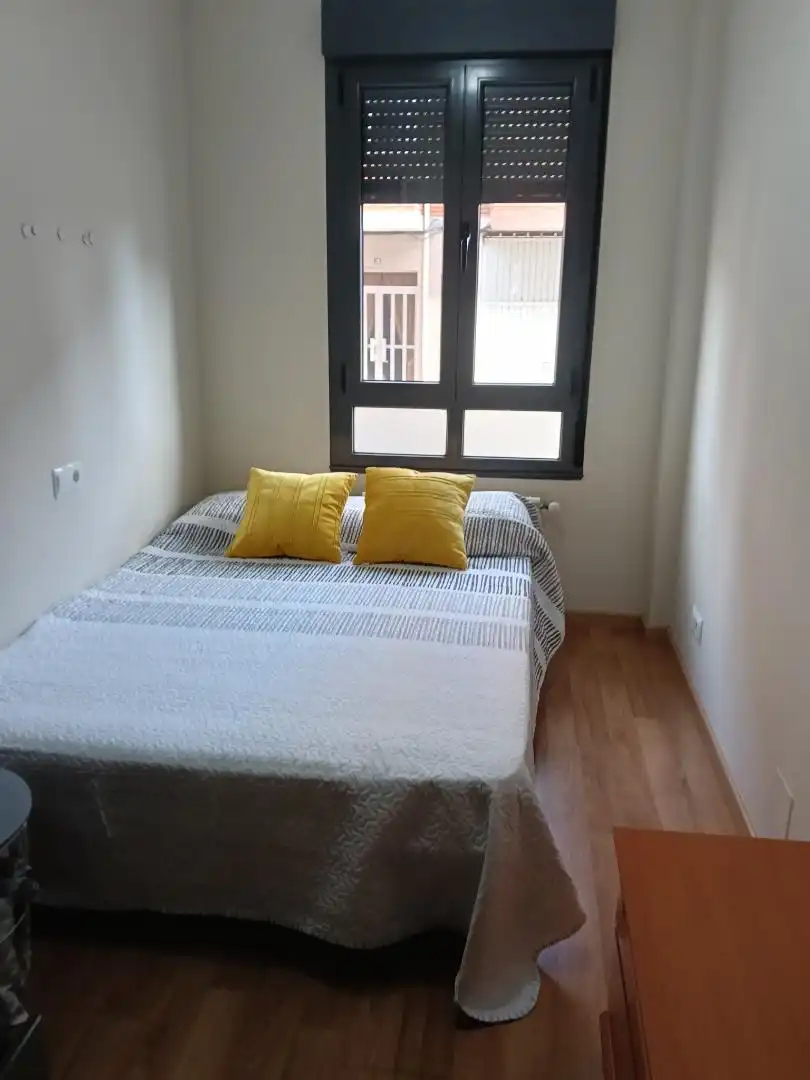 Pis en venda a Calle Zaragoza, 26, Flores de Sil - La Placa Dormitori de Pis en venda en Ponferrada amb Aire condicionat, Calefacció i Parquet