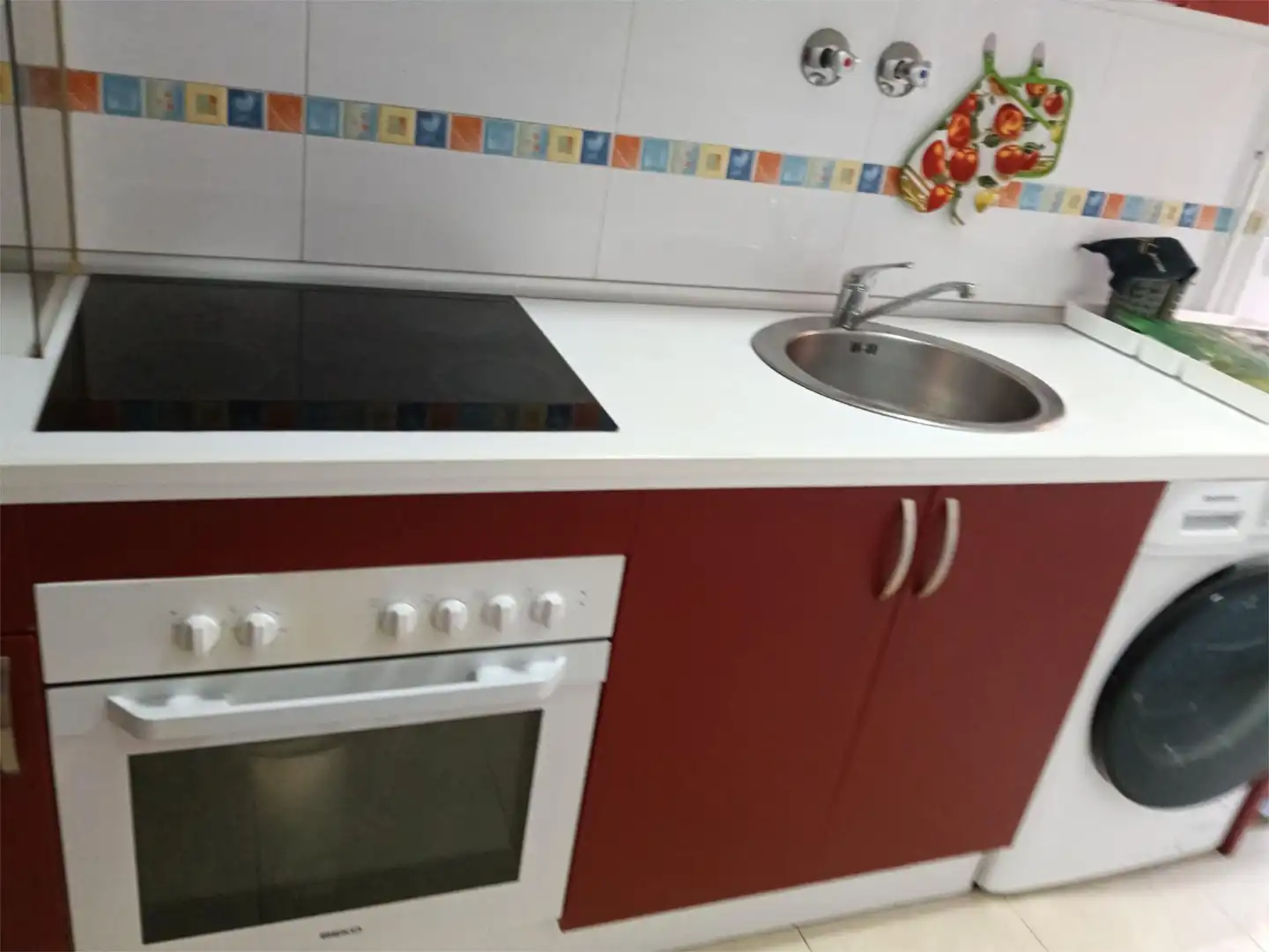 Pis en venda a Calle Zaragoza, 26, Flores de Sil - La Placa Cuina de Pis en venda en Ponferrada amb Aire condicionat, Calefacció i Parquet