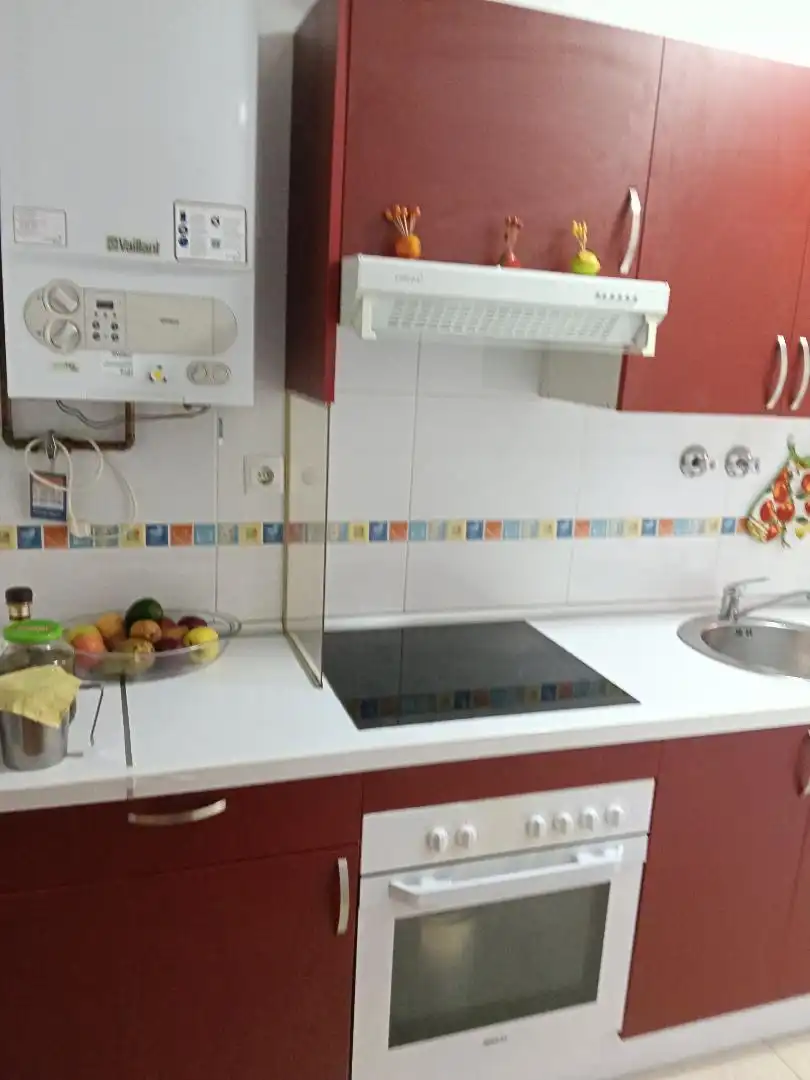 Pis en venda a Calle Zaragoza, 26, Flores de Sil - La Placa Cuina de Pis en venda en Ponferrada amb Aire condicionat, Calefacció i Parquet