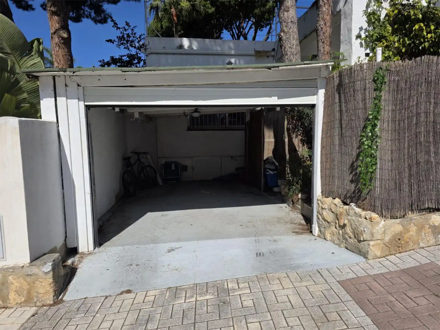 Aparcament de Casa o xalet en venda en Marbella amb Aire condicionat, Calefacció i Jardí privat