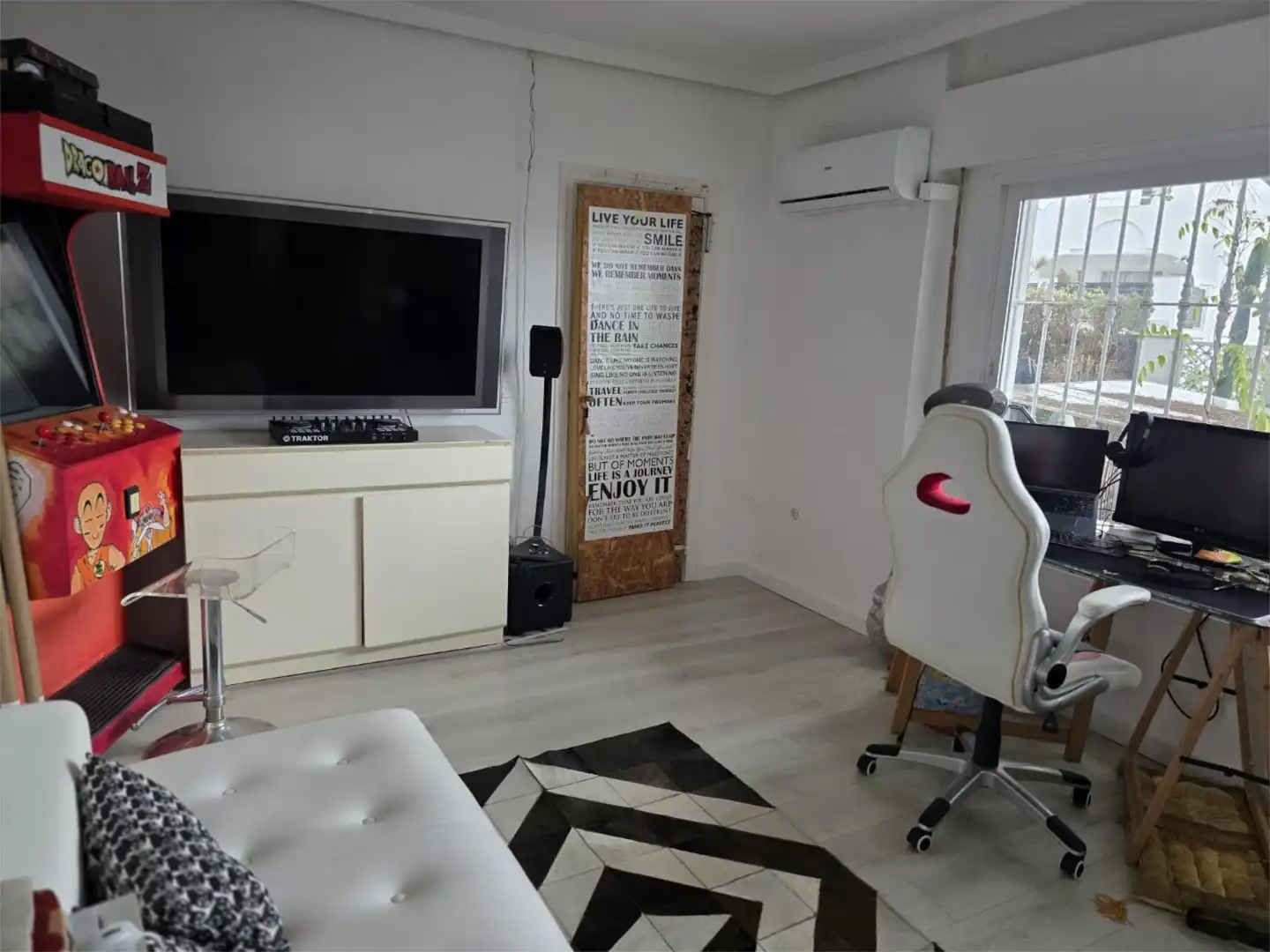 Sala d'estar de Casa o xalet en venda en Marbella amb Aire condicionat, Calefacció i Jardí privat