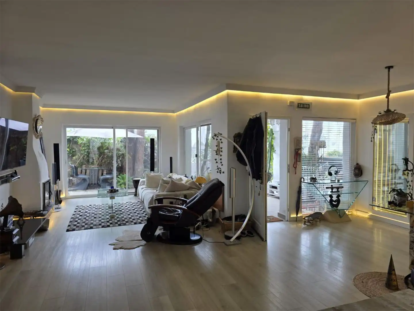 Sala d'estar de Casa o xalet en venda en Marbella amb Aire condicionat, Calefacció i Jardí privat