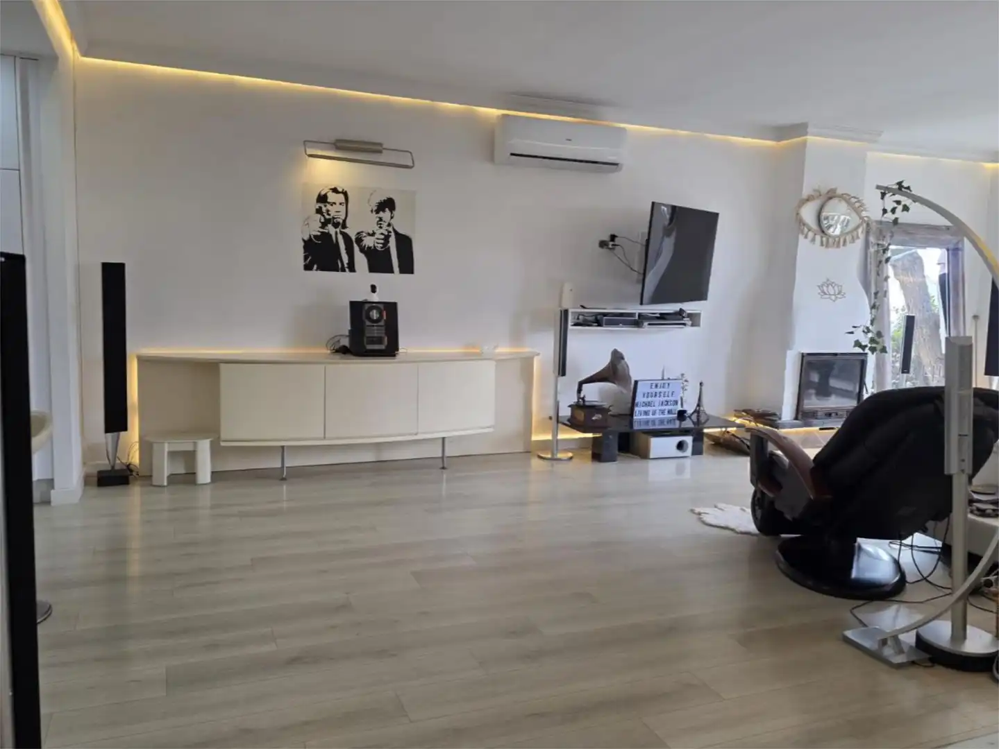 Sala d'estar de Casa o xalet en venda en Marbella amb Aire condicionat, Calefacció i Jardí privat