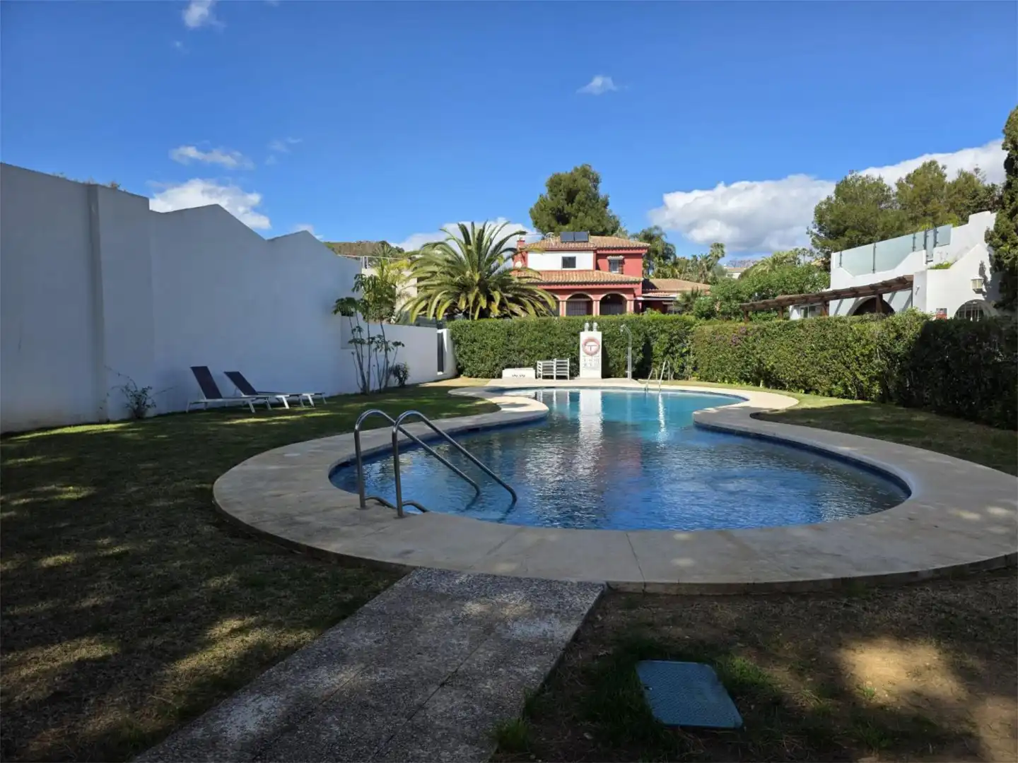 Piscina de Casa o xalet en venda en Marbella amb Aire condicionat, Calefacció i Jardí privat