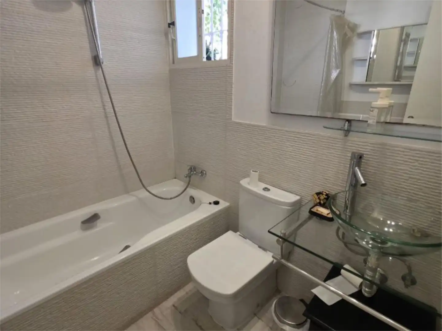 Bany de Casa o xalet en venda en Marbella amb Aire condicionat, Calefacció i Jardí privat