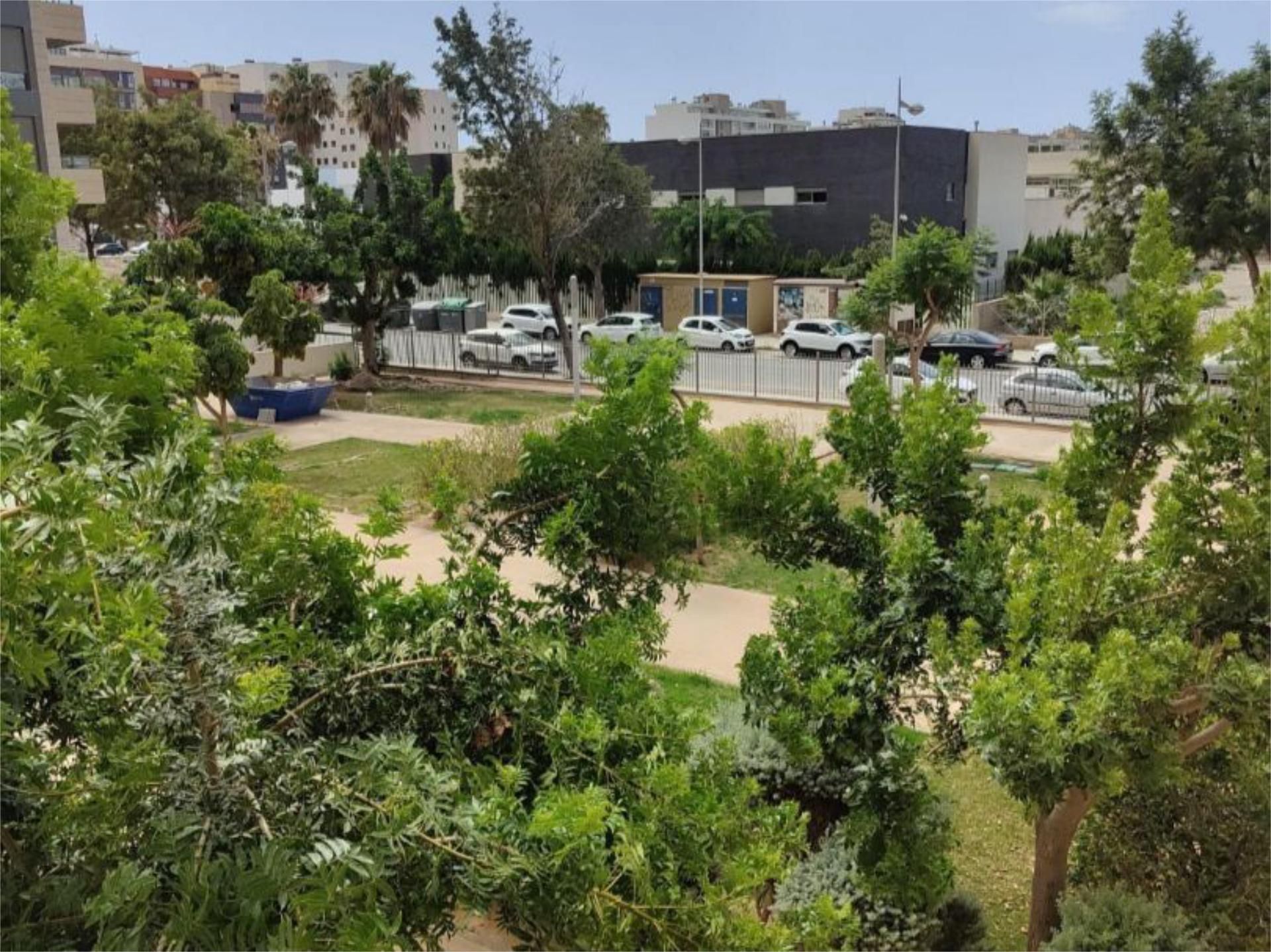 Piso de alquiler en  Almería Capital con Aire acondicionado, Calefacción y Jardín privado