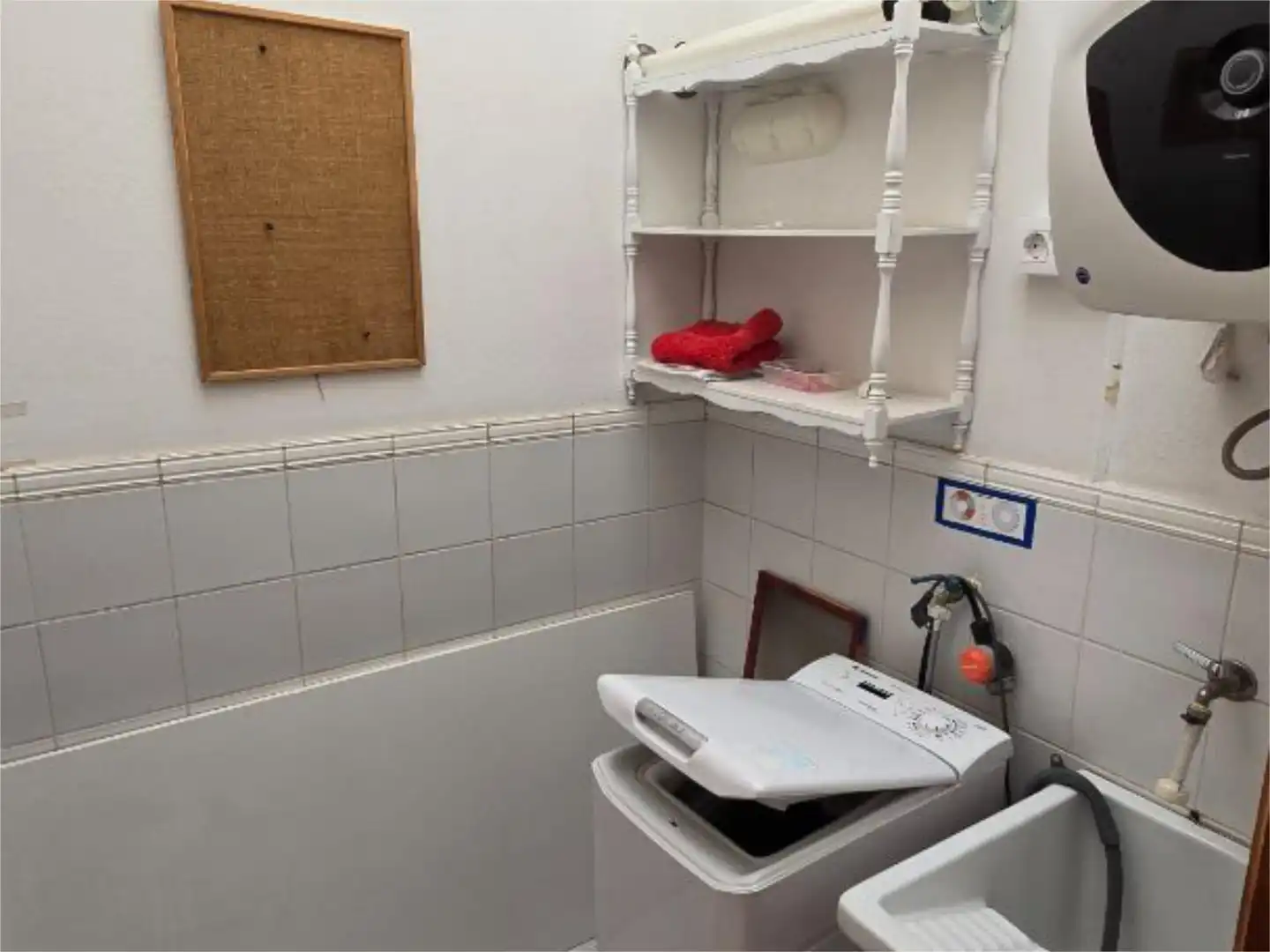 Piso en venta en Avenida de Galdar, 4, San Fernando Baño de Piso en venta en San Bartolomé de Tirajana con Terraza, Amueblado y Balcón