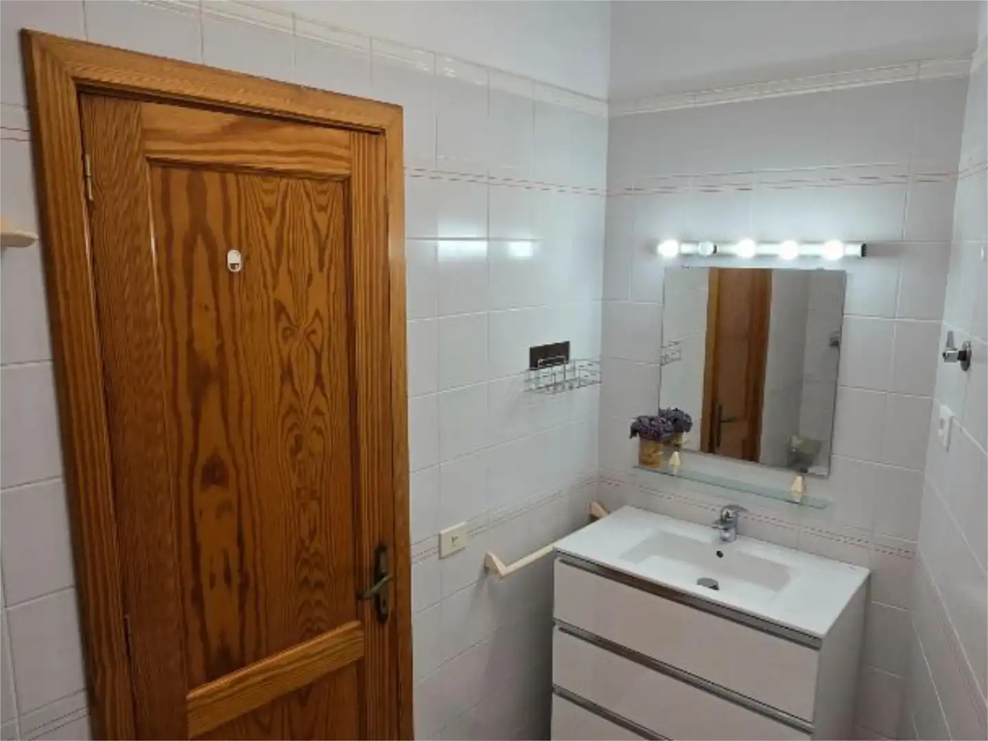 Piso en venta en Avenida de Galdar, 4, San Fernando Baño de Piso en venta en San Bartolomé de Tirajana con Terraza, Amueblado y Balcón