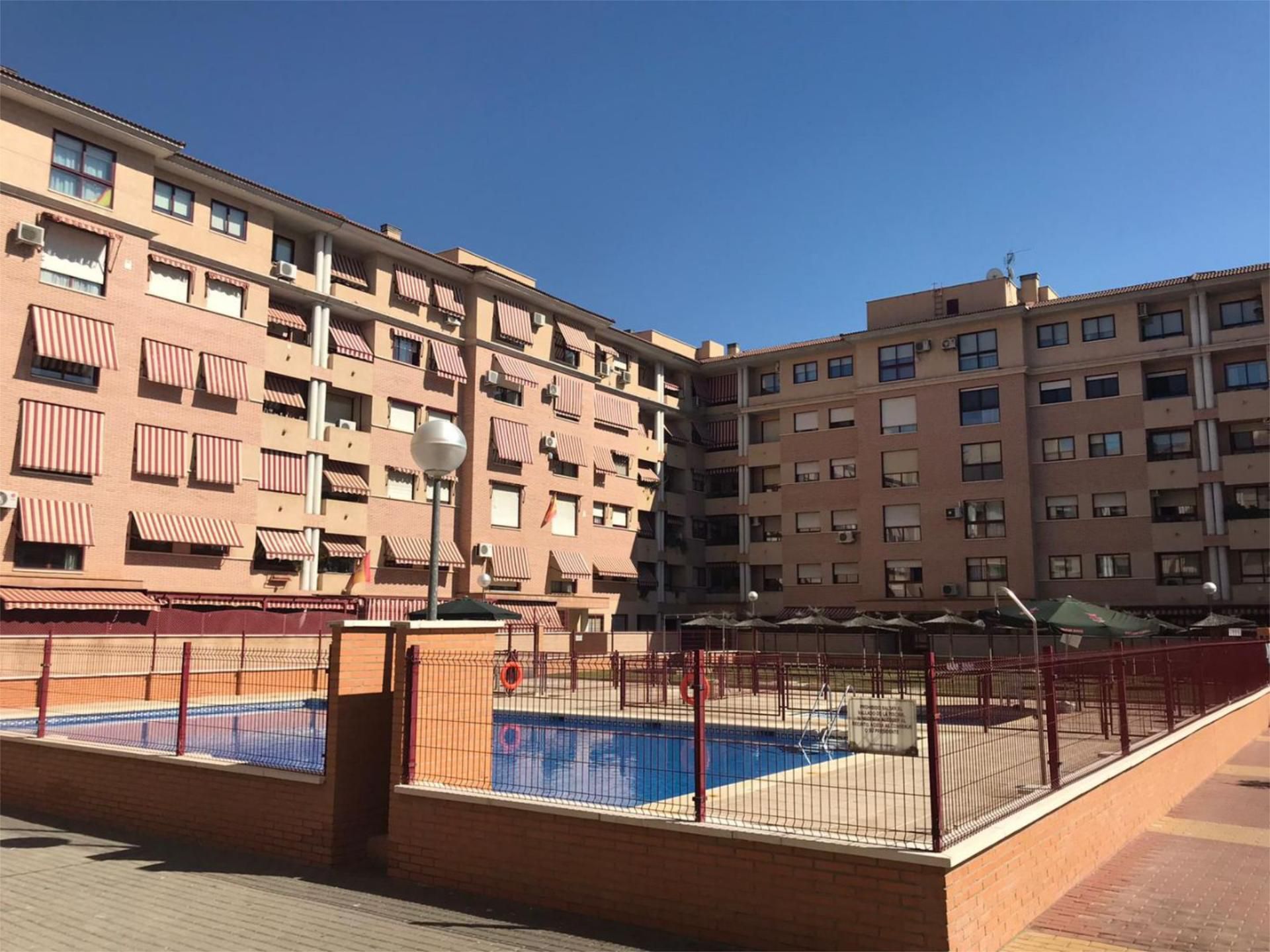 Vista exterior de Pis de lloguer en Torrejón de Ardoz amb Calefacció, Parquet i Piscina