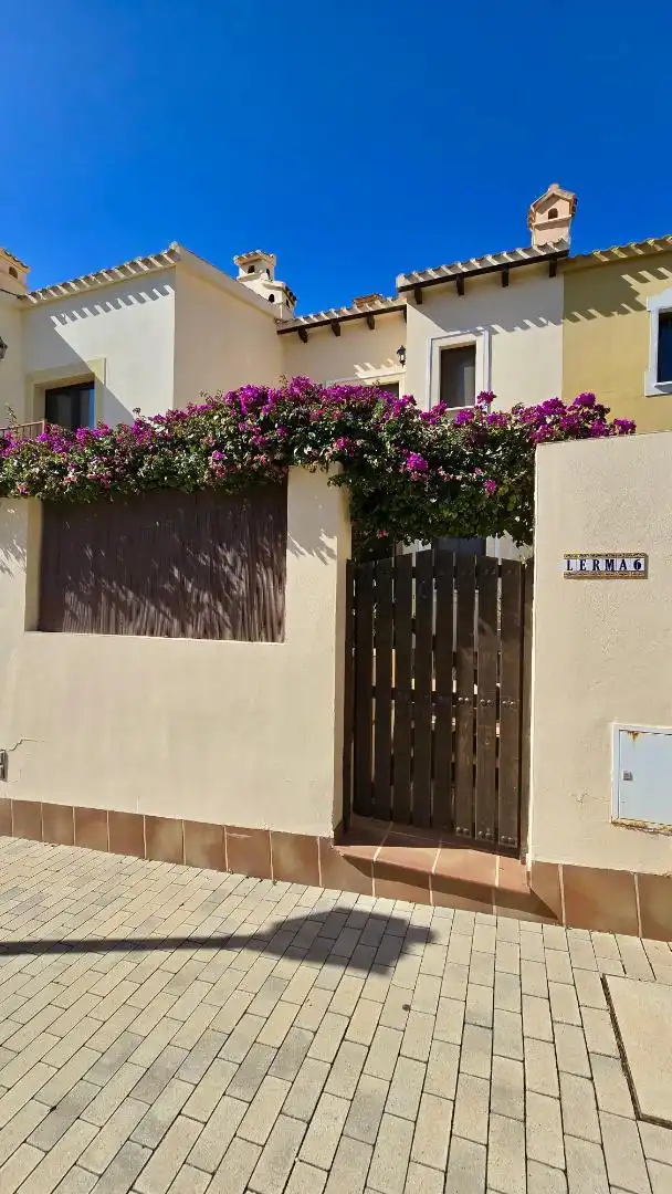 Casa adosada en venda a Calle B2a, 68, Hacienda del Álamo Golf Jardí de Casa adosada en venda en Fuente Álamo de Murcia amb Aire condicionat, Terrassa i Piscina