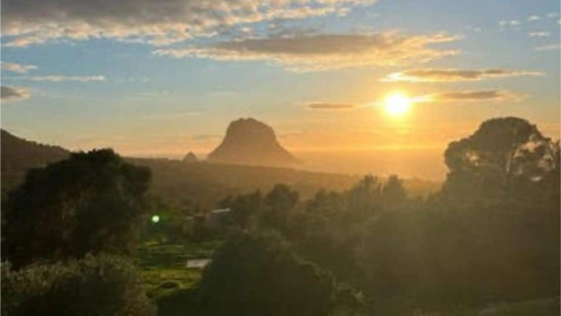 Casa adosada de alquiler en Cala Vedella - Cala Tarida Vista exterior de Casa adosada de alquiler en Sant Josep de sa Talaia con Terraza y Amueblado