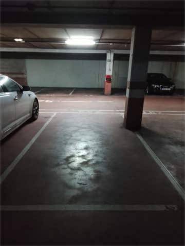 Garaje en Alquiler en Milán - Pumarín