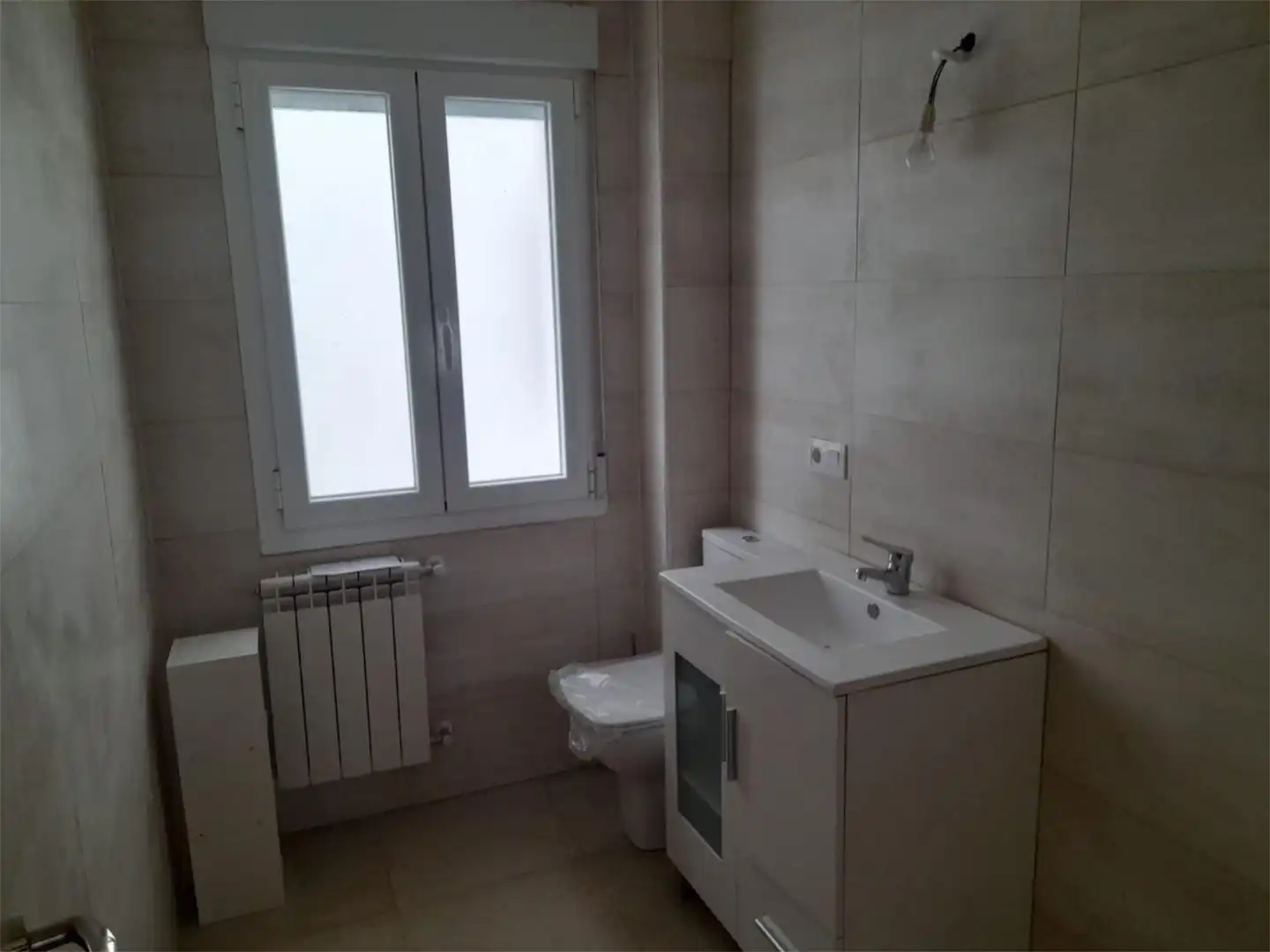 Piso en venta en Avenida de la Constitución Española, 3, Gamonal - San Bruno - G9 Baño de Piso en venta en Burgos Capital con Terraza