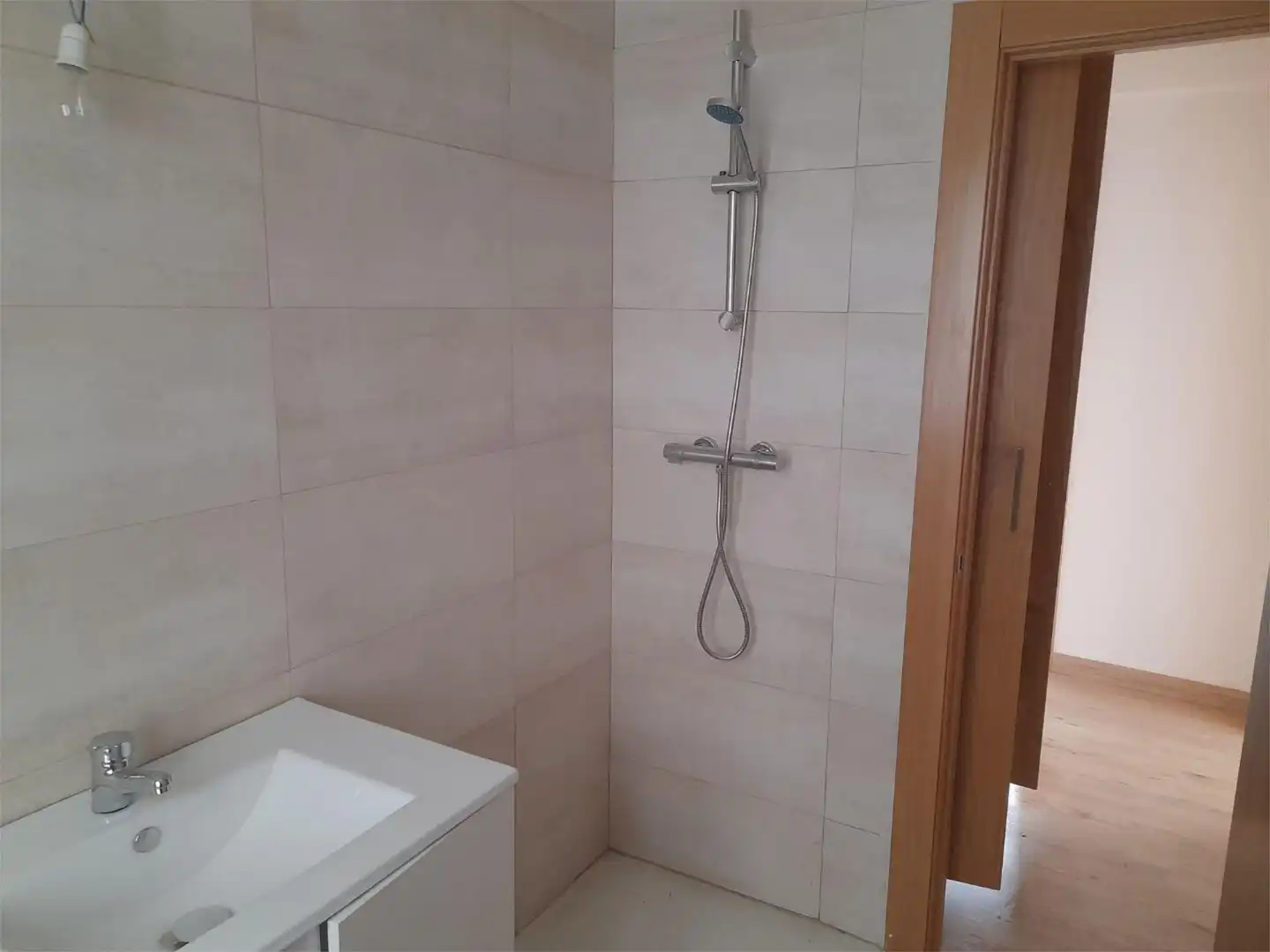 Piso en venta en Avenida de la Constitución Española, 3, Gamonal - San Bruno - G9 Baño de Piso en venta en Burgos Capital con Terraza