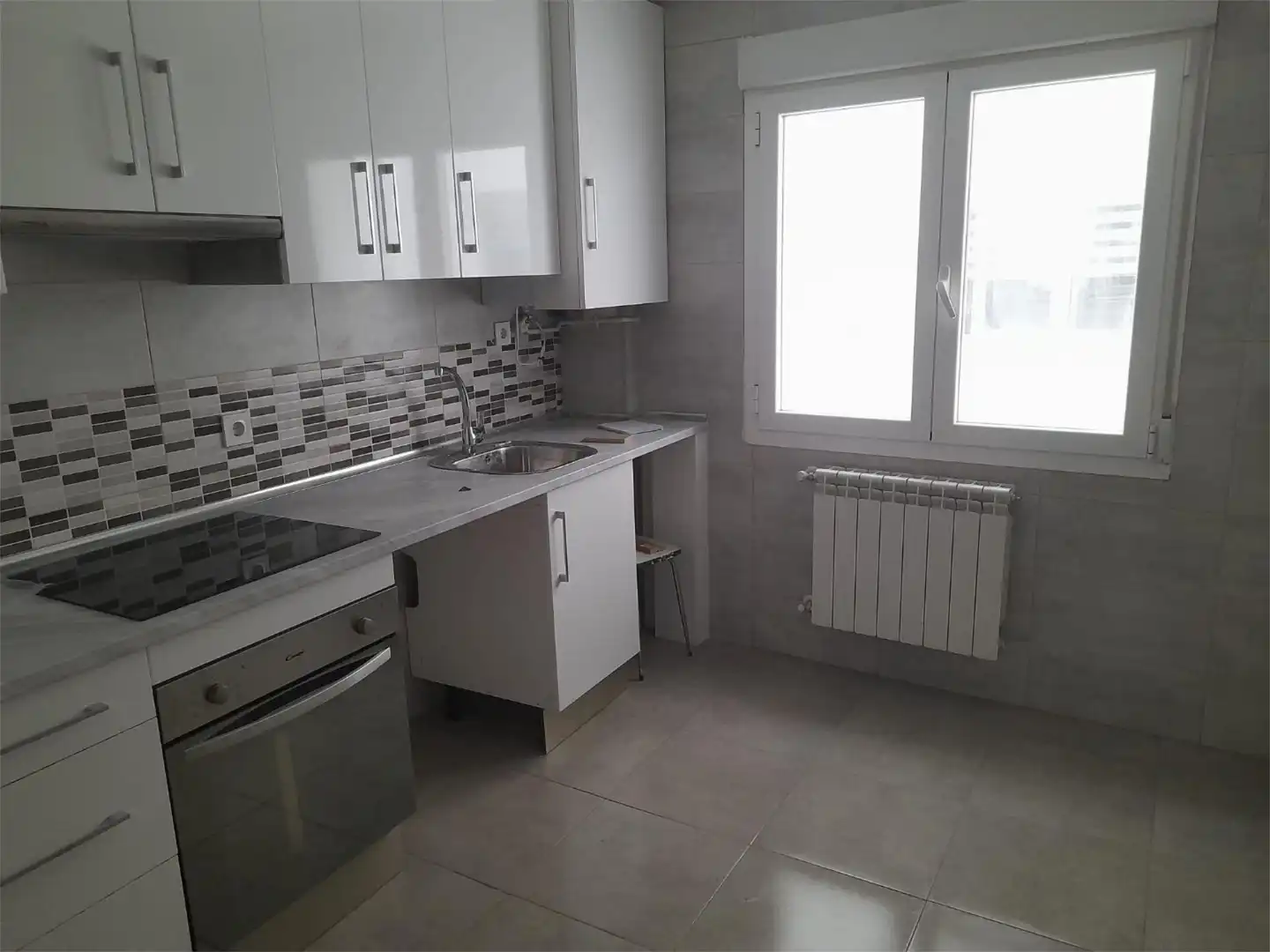 Piso en venta en Avenida de la Constitución Española, 3, Gamonal - San Bruno - G9 Cocina de Piso en venta en Burgos Capital con Terraza
