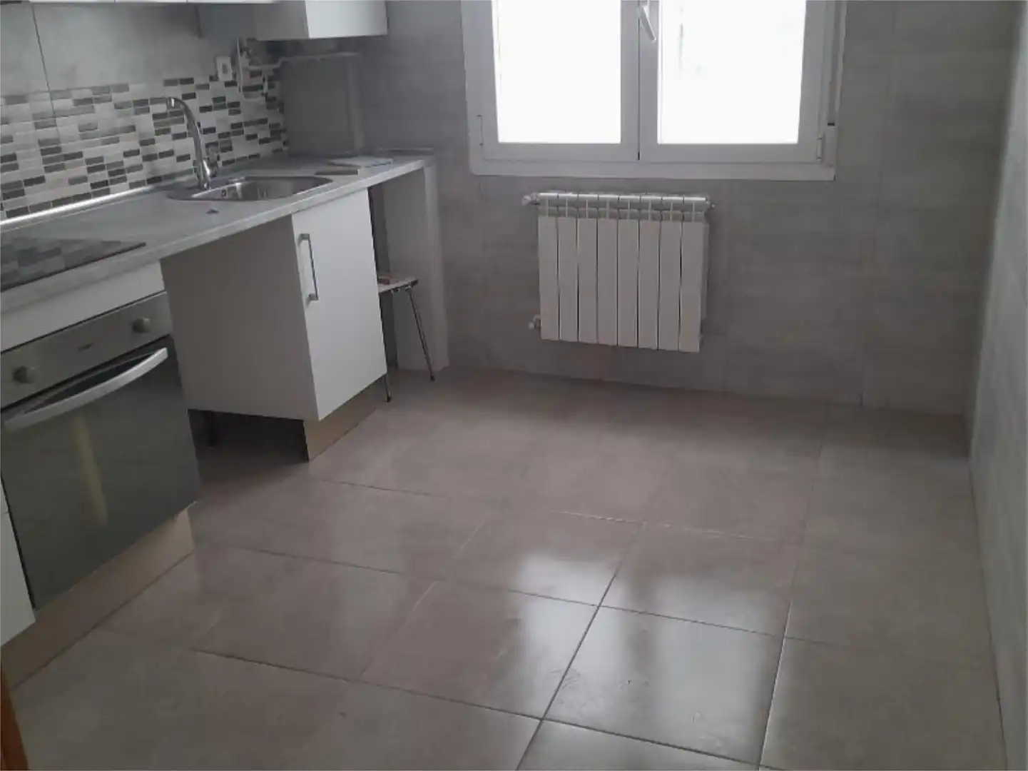 Piso en venta en Avenida de la Constitución Española, 3, Gamonal - San Bruno - G9 Cocina de Piso en venta en Burgos Capital con Terraza
