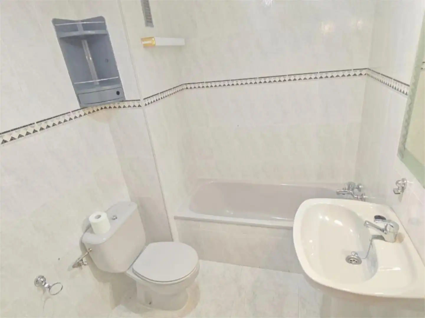 Piso en venta en Calle Federica Montseny, 3, Villa del Río Baño de Piso en venta en Villa del Río con Terraza y Balcón