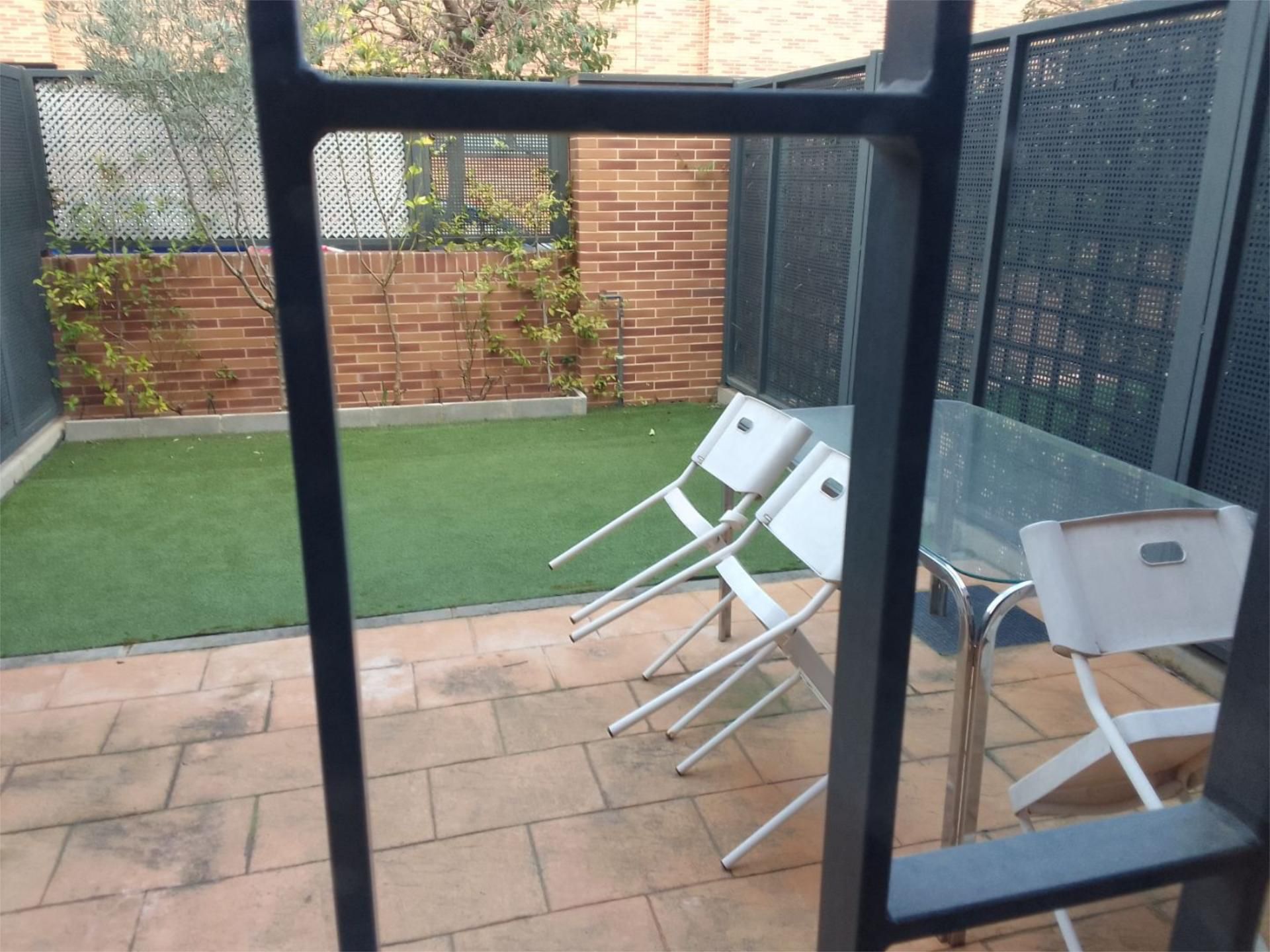 Jardí de Casa adosada per a compartir en Meco amb Aire condicionat, Calefacció i Jardí privat