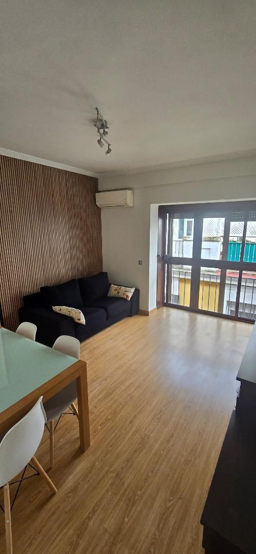 Sala d'estar de Pis de lloguer en  Sevilla Capital amb Aire condicionat, Parquet i Moblat