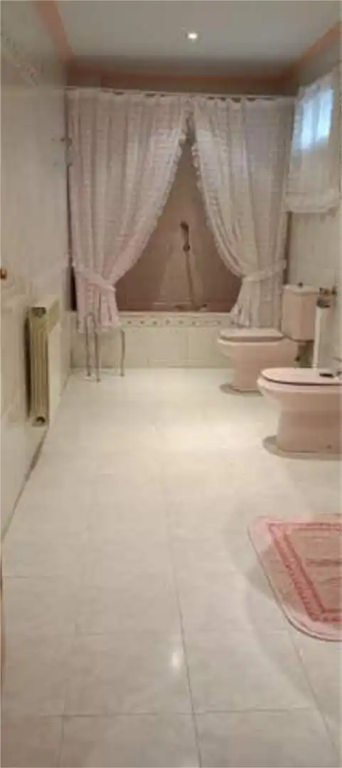 Casa adosada en venta en La Cava - Fardachón Baño de Casa adosada en venta en Logroño con Calefacción, Jardín privado y Terraza