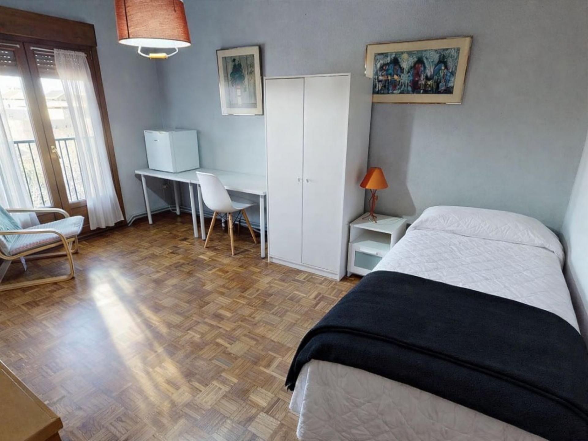 Dormitori de Pis per a compartir en Aranda de Duero amb Calefacció, Moblat i Balcó